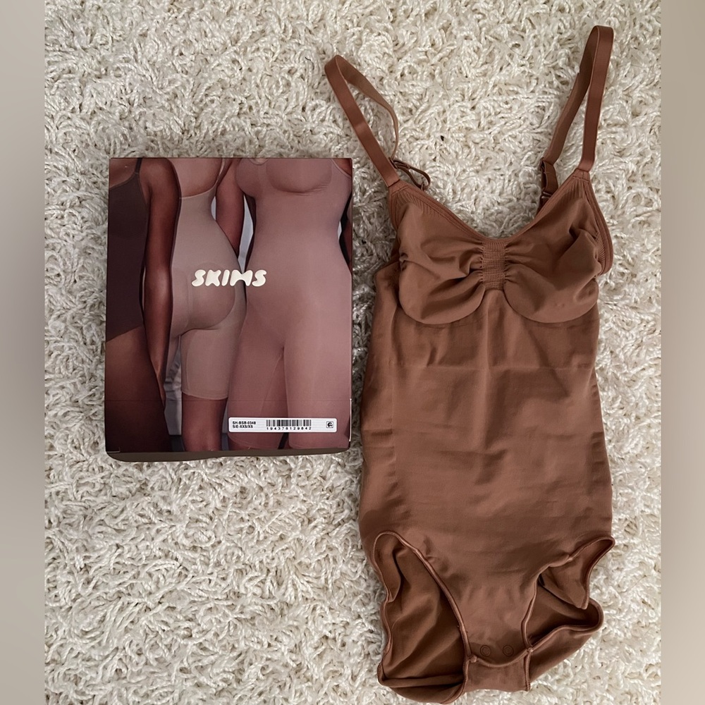 SKIMS Sculpting Bodysuit w. Snaps
